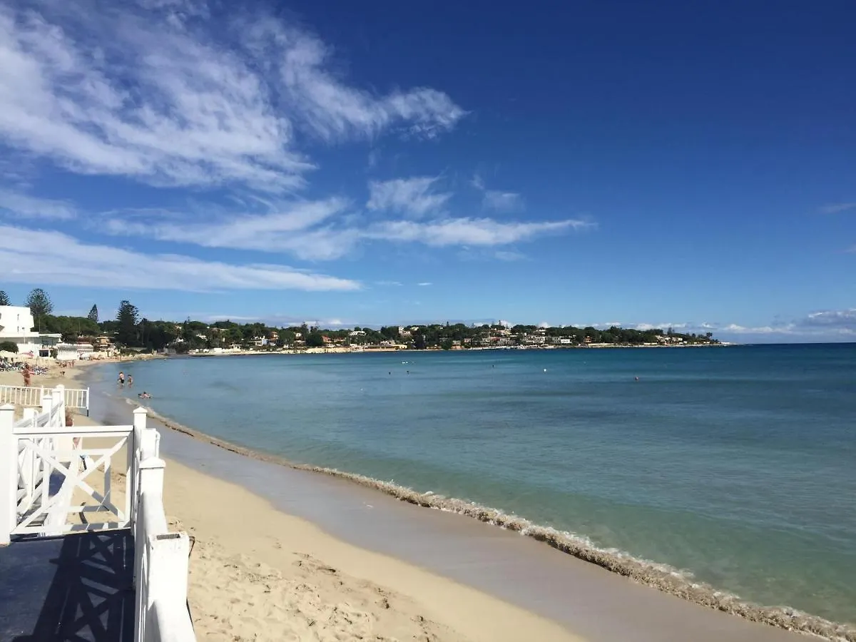 Stanze al mare di Lucia Hotel Fontane Bianche Affittacamere